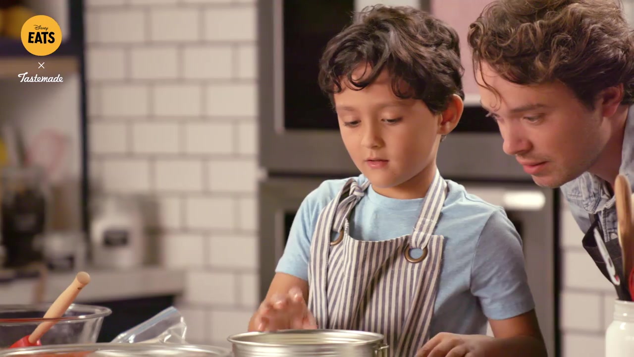Magnus and chef Frankie working together in the kitchen